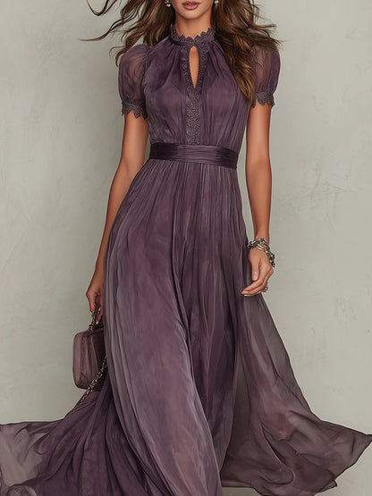 Flavia | Langes lila Kleid mit Schlüsselloch-Ausschnitt, Chiffon-Spitzenbesatz