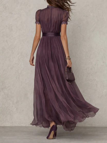 Flavia | Langes lila Kleid mit Schlüsselloch-Ausschnitt, Chiffon-Spitzenbesatz